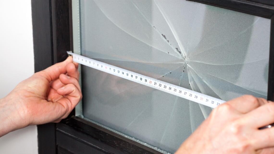 Szyba z pleksi do drzwi – dlaczego powinieneś wymienić zbitą szybę w drzwiach na plexi?