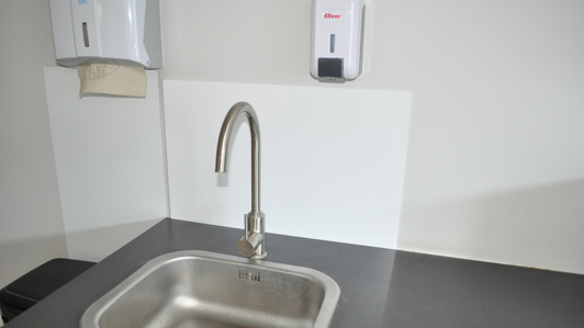 Splashback – panel z plexi do kuchni lub łazienki.